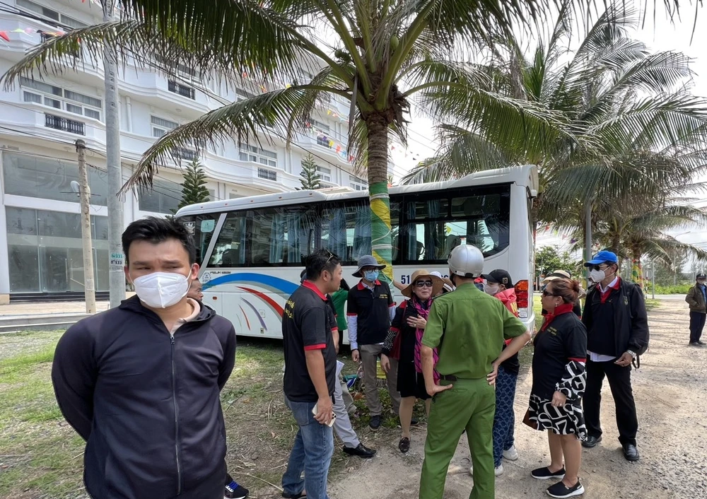 Nhiều khách hàng bức xúc vì ký hợp đồng, nộp tiền từ 2017 đến nay nhưng chưa được giao nhà. Nhiều khách hàng bức xúc vì ký hợp đồng, nộp tiền từ 2017 đến nay nhưng chưa được giao nhà.