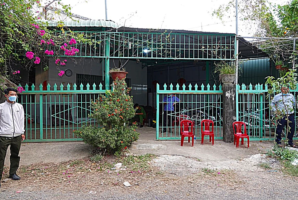 Cơ quan điều tra phối hợp với VKS khám nghiệm hiện trường. Ảnh NHƯ Ý.