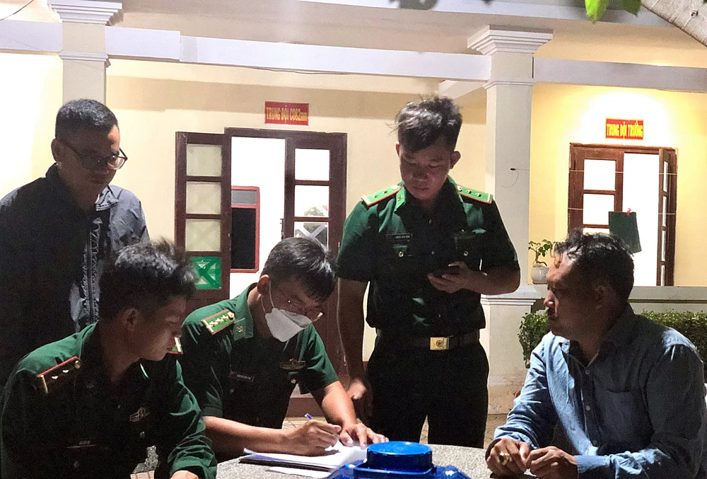 Bộ đội biên phòng làm việc với thuyền trưởng. Ảnh TRUNG THÀNH