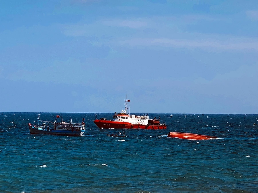 Tàu Biên phòng và tàu thuyền của ngư dân đang ở vị trí tàu cá bị chìm. Ảnh TRUNG THÀNH
