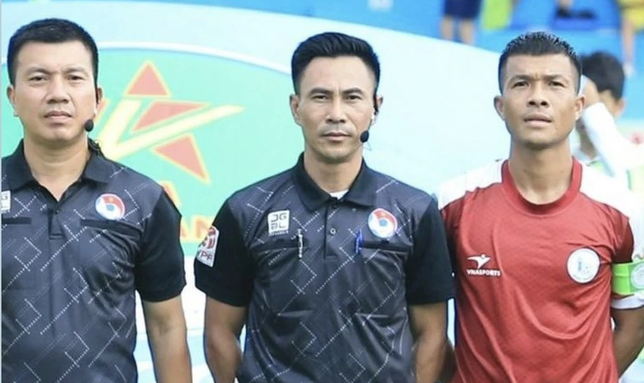 Trọng tài Lê Đức Cảnh (giữa).