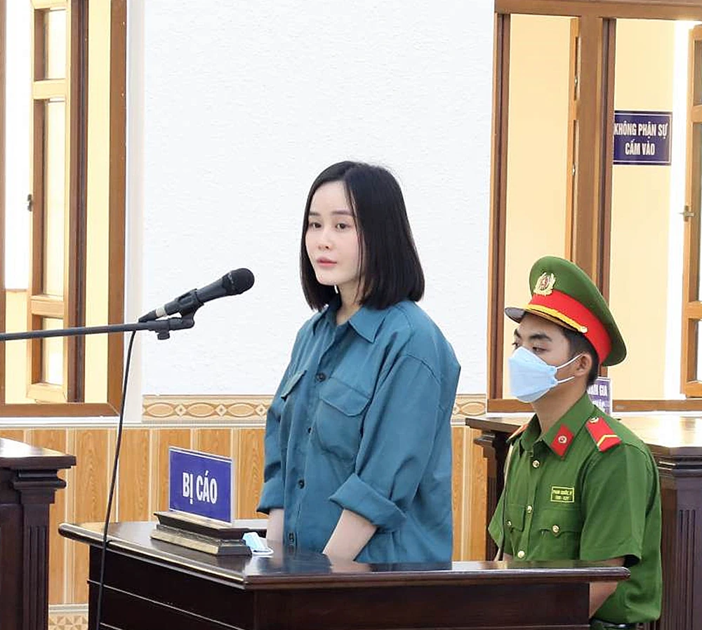 Tina Dương nghe tuyên án. Ảnh: PĐ