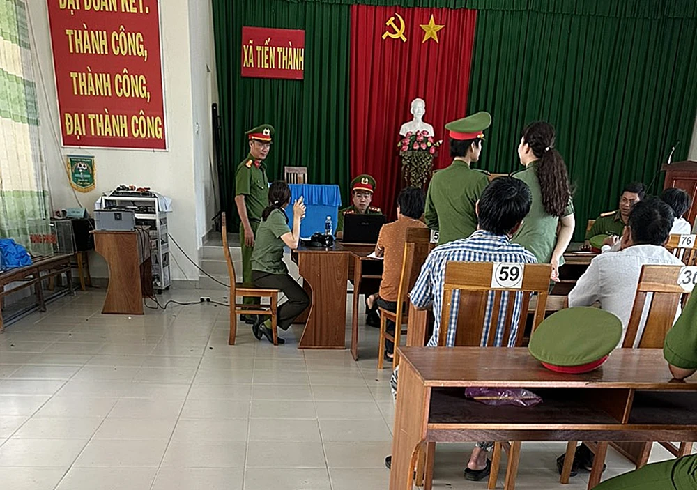 Cơ quan điều tra triệu tập 2 bị can đến hội trường UBND xã