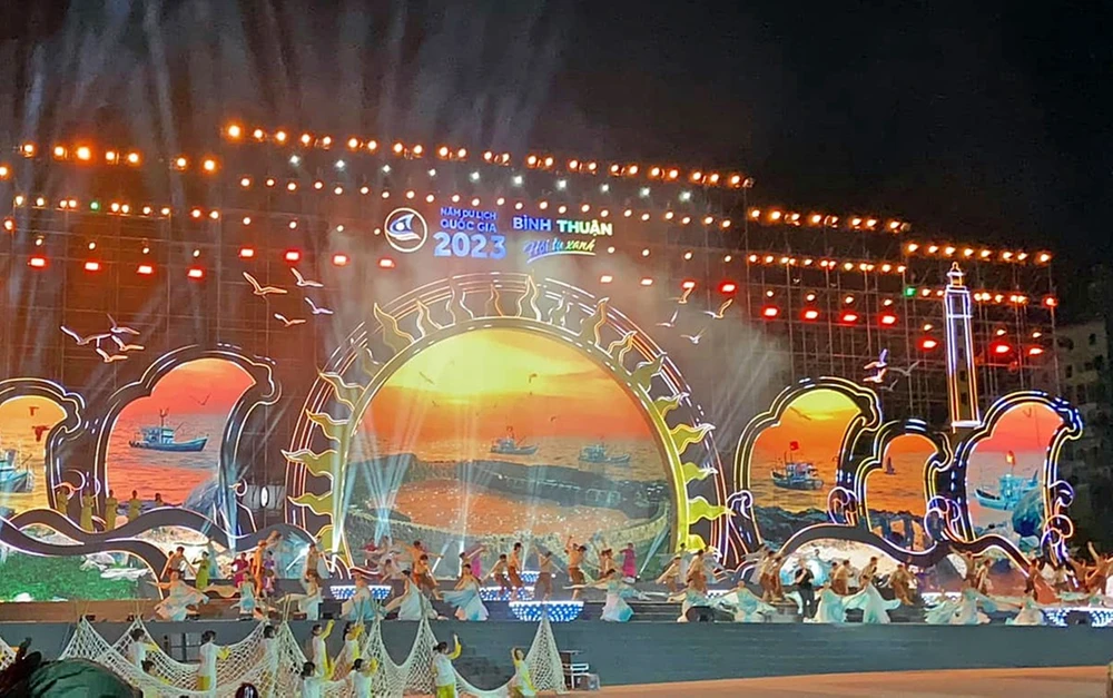 Sân khấu cách điệu từ hình ảnh mặt trời và cánh buồm.