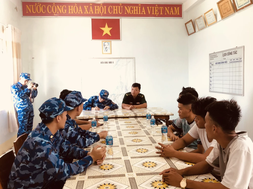 Cảnh sát biển bàn giao 5 thuyền viên gặp nạn. Ảnh TRUNG THÀNH.