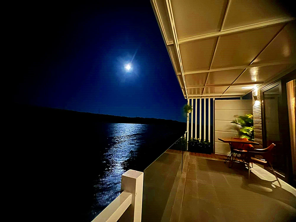 Phần lan can công trình xâm phạm vào vùng bảo vệ di tích.