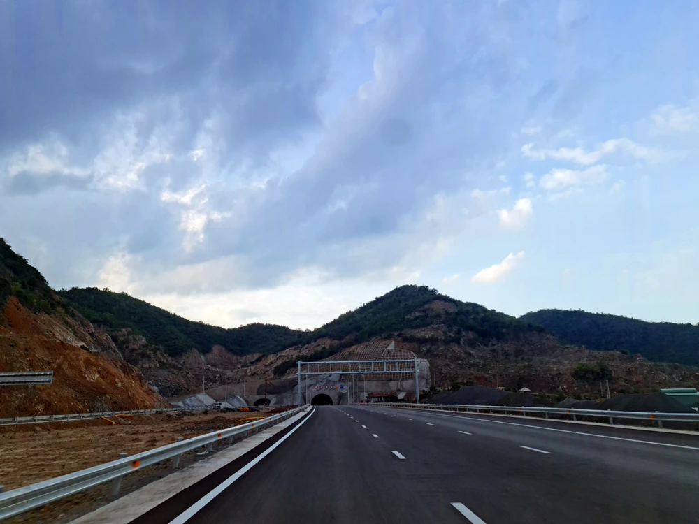 Đường vào hầm chui cao tốc Nha Trang-Cam Lâm. Ảnh PN.