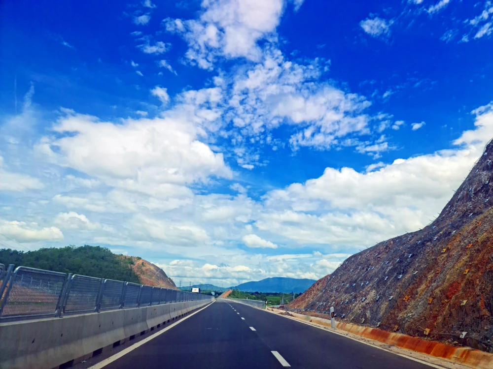 Đoạn cao tốc Vĩnh Hảo - Phan Thiết qua huyện Tuy Phong. Ảnh PHƯƠNG NAM.