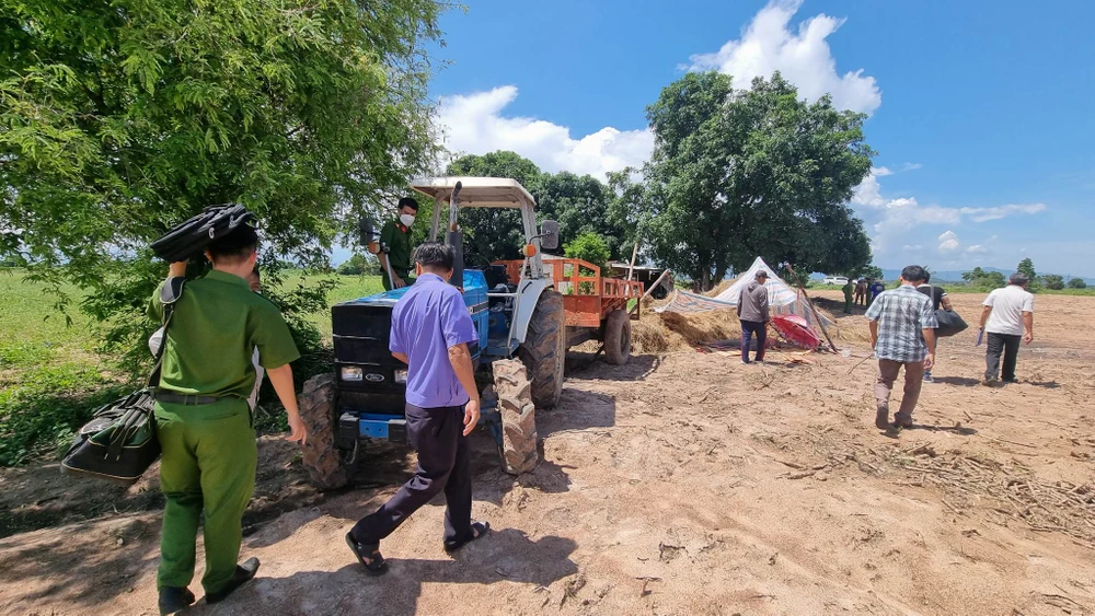 Cơ quan điều tra phối hợp với VKSND cùng cấp khám nghiệm phương tiện, hiện trường. Ảnh: PP