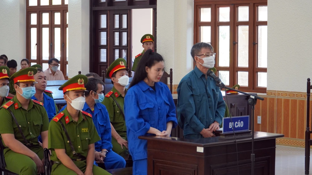 Hai bị cáo tại phiên tòa phúc thẩm.