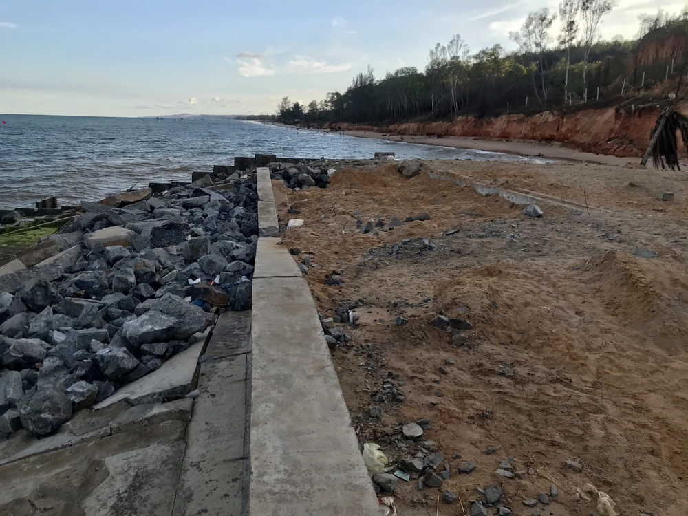 Dự án kè xây sai vị trí đã bị nhiều đơn thư tố cáo. Ảnh: PN