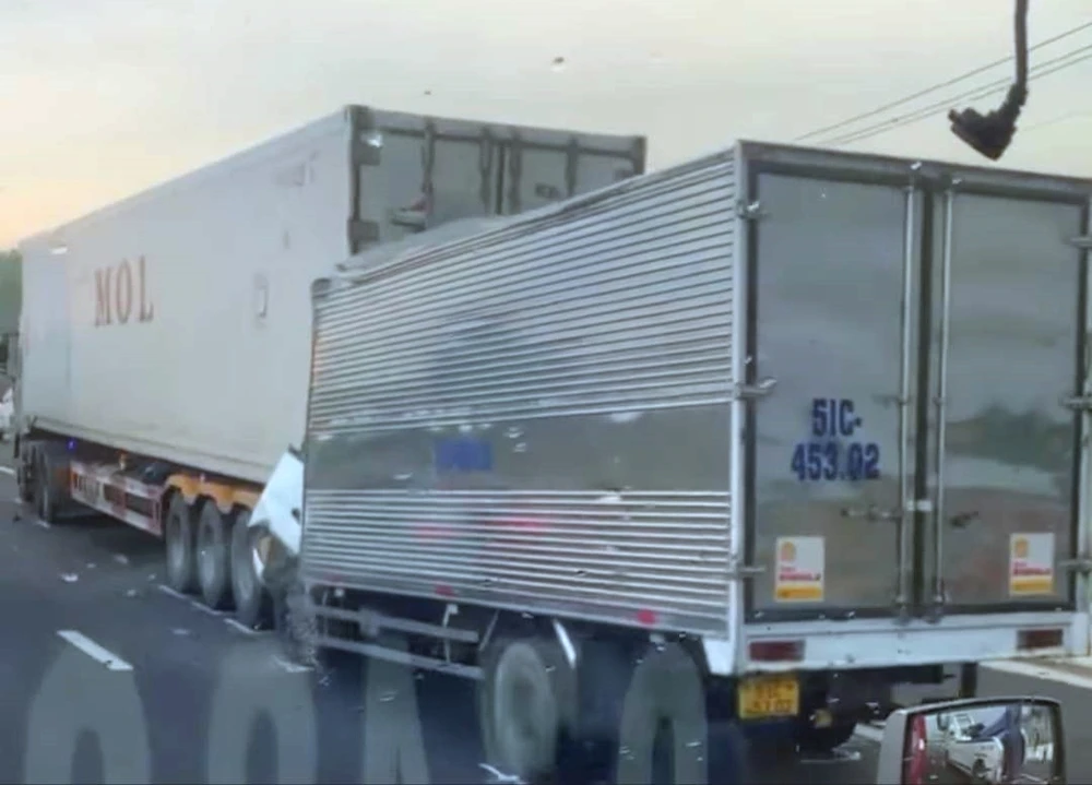 Container rẽ vào làn khẩn cấp và xe tải tông vào từ phía sau cùng chiều. Container rẽ vào làn khẩn cấp và xe tải tông vào từ phía sau cùng chiều.