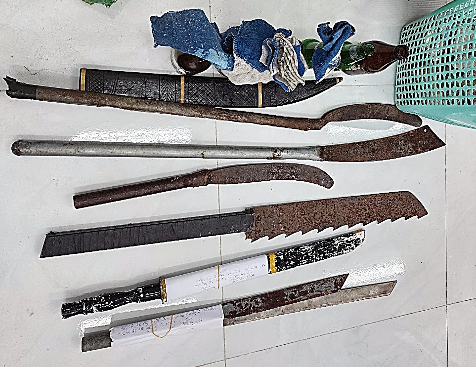 Hung khí nhóm thanh niên mang theo vô cùng nguy hiểm. Hung khí nhóm thanh niên mang theo vô cùng nguy hiểm.