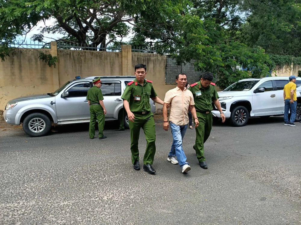 Cảnh sát đưa Hải "ba mắt' về trại giam. Ảnh PP.