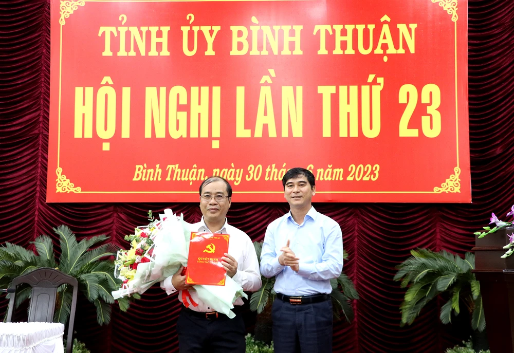 Ông Dương Văn An trao quyết định và tặng hoa chúc mừng ông Cao Sơn Dũng. Ảnh TTD.