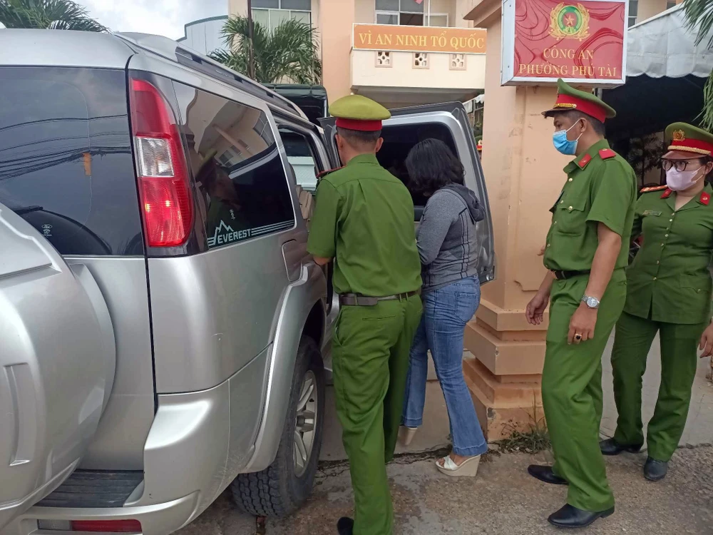 Bị can được đưa lên xe về trại tạm giam. Ảnh: PP