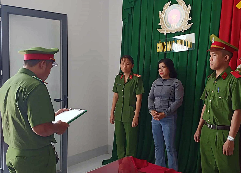 Công an đọc lệnh bắt giam Hương "ba láo". Ảnh: PP