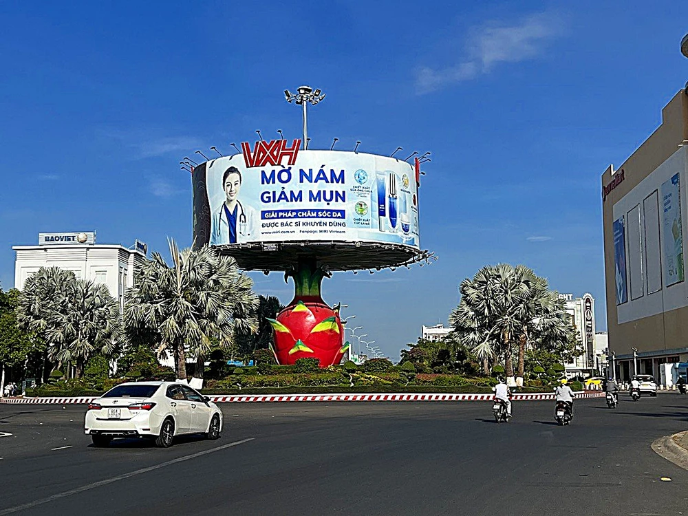 Công trình trái thanh long ở vòng xoay Hùng Vương-Tôn Đức Thắng, Phan Thiết.