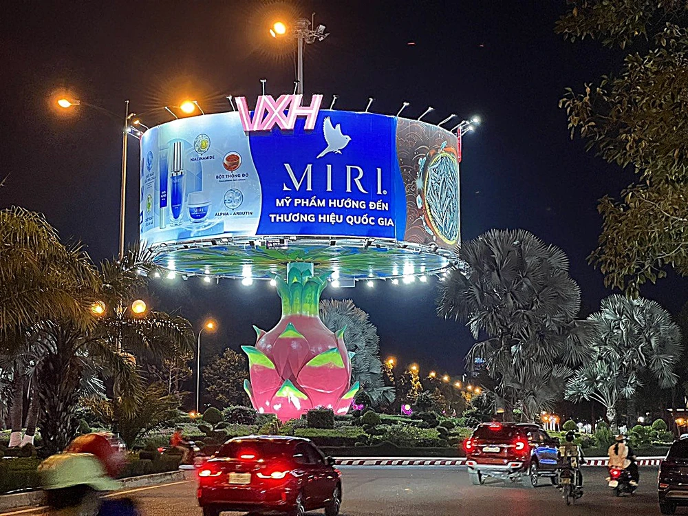 Hình ảnh công trình trái thanh long về đêm.