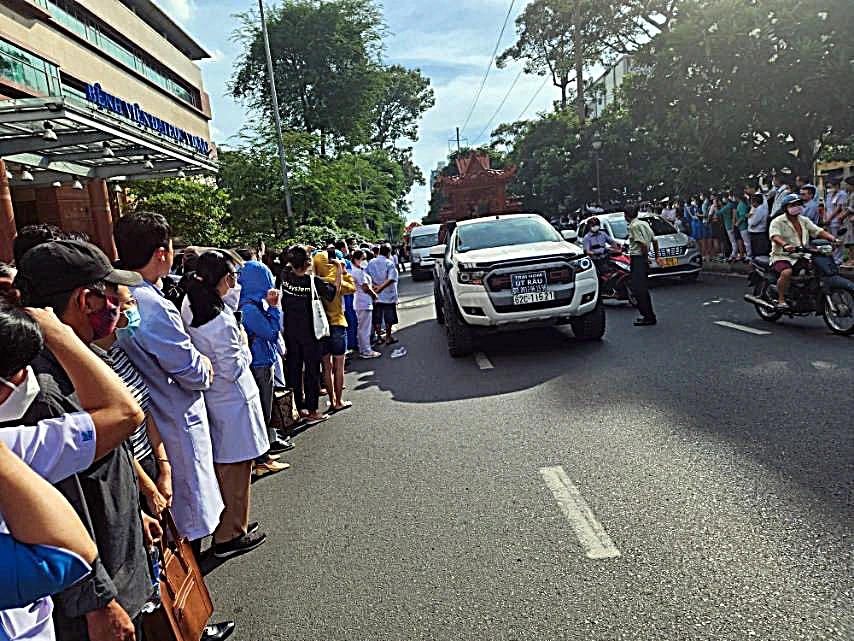 Đồng nghiệp, bệnh nhân chào lần cuối BS Nguyễn Hữu Phúc.