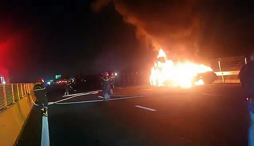 Tài xế đã nhanh chóng tháo rời đầu kéo để bảo vệ thùng hàng container. Ảnh: Cắt từ camera