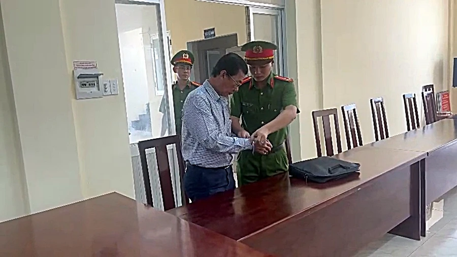 Cảnh sát bắt giam BS Phạm Văn Linh. Ảnh PP.
