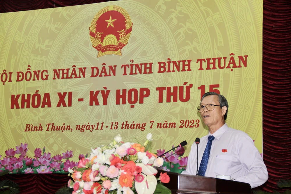 Ông Phan Văn Đăng, Phó Chủ tịch UBND tỉnh Bình Thuận báo cáo tại kỳ họp. Ảnh NT.