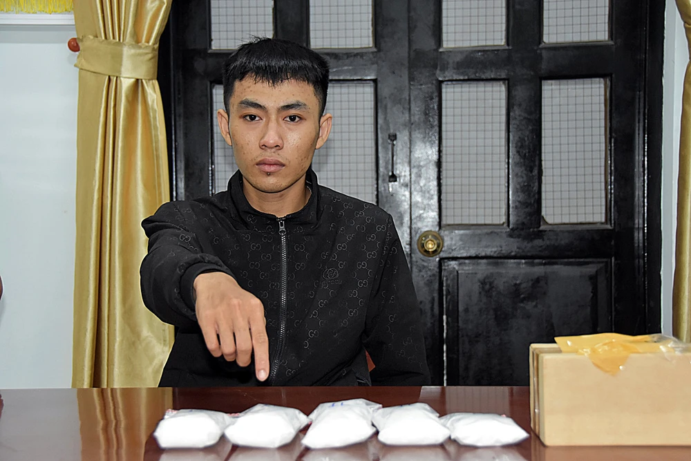 Nguyễn Lê Quốc Toàn cùng tang vật. Ảnh NY.