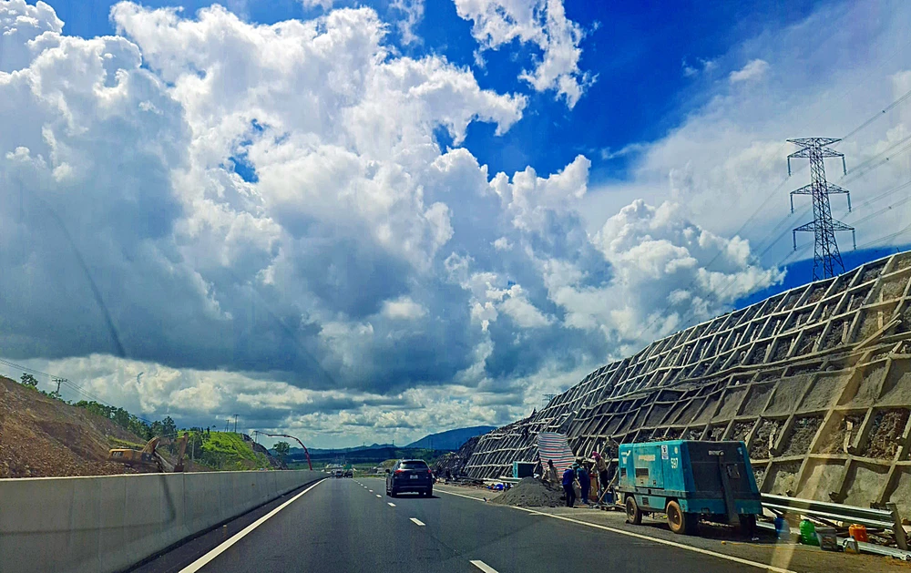 Nhiều đoạn trên cao tốc vẫn còn thi công. Ảnh PN.