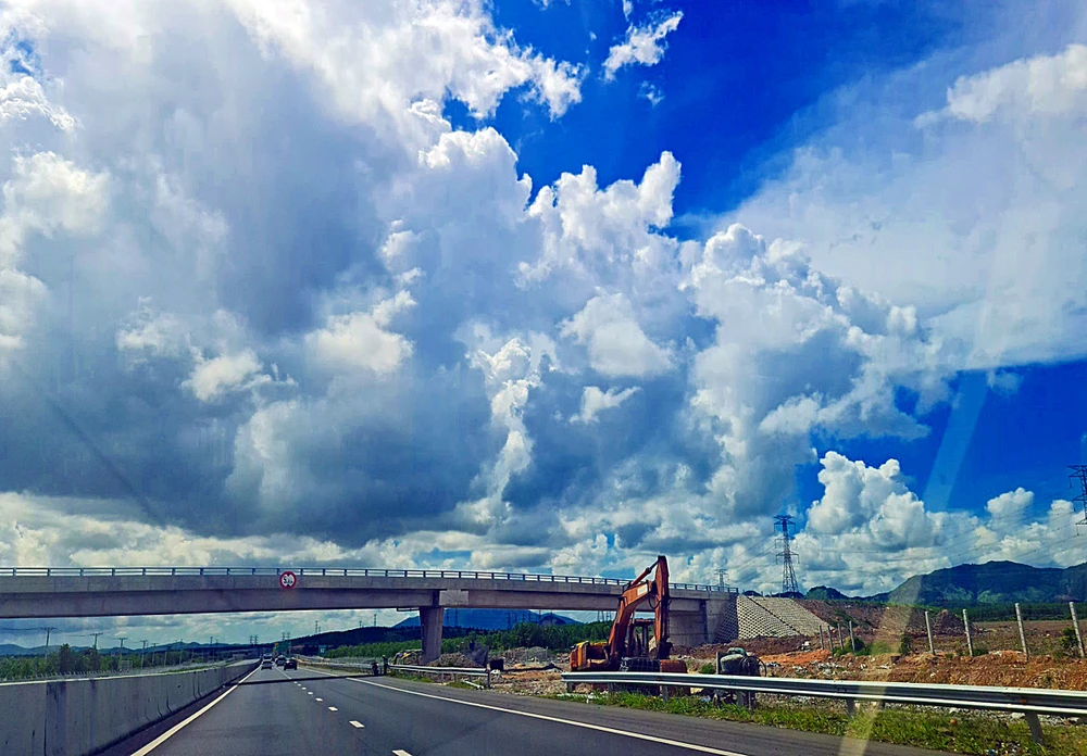 Một cầu vượt dân sinh trên cao tốc Phan Thiết-Dầu Giây vẫn chưa hoàn thiện. Ảnh PN.