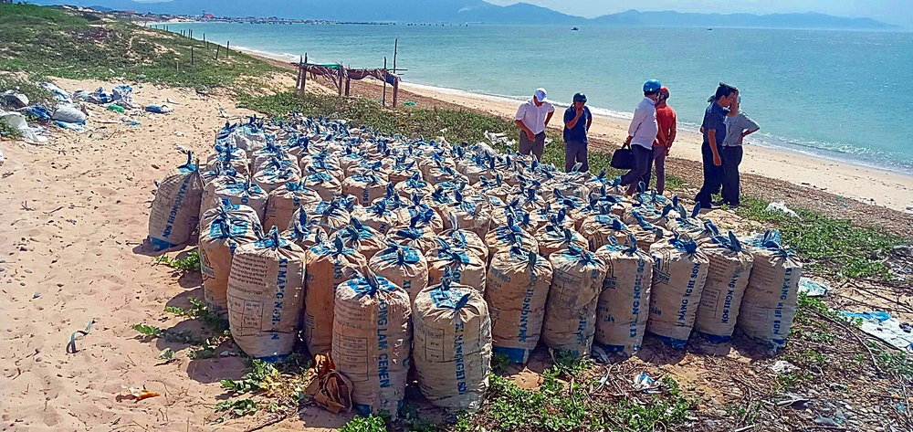 Thêm 100 bao đá được phát hiện tập kết ở bãi Trọ giáp ranh Bình Thạnh-Liên Hương. Ảnh PP.