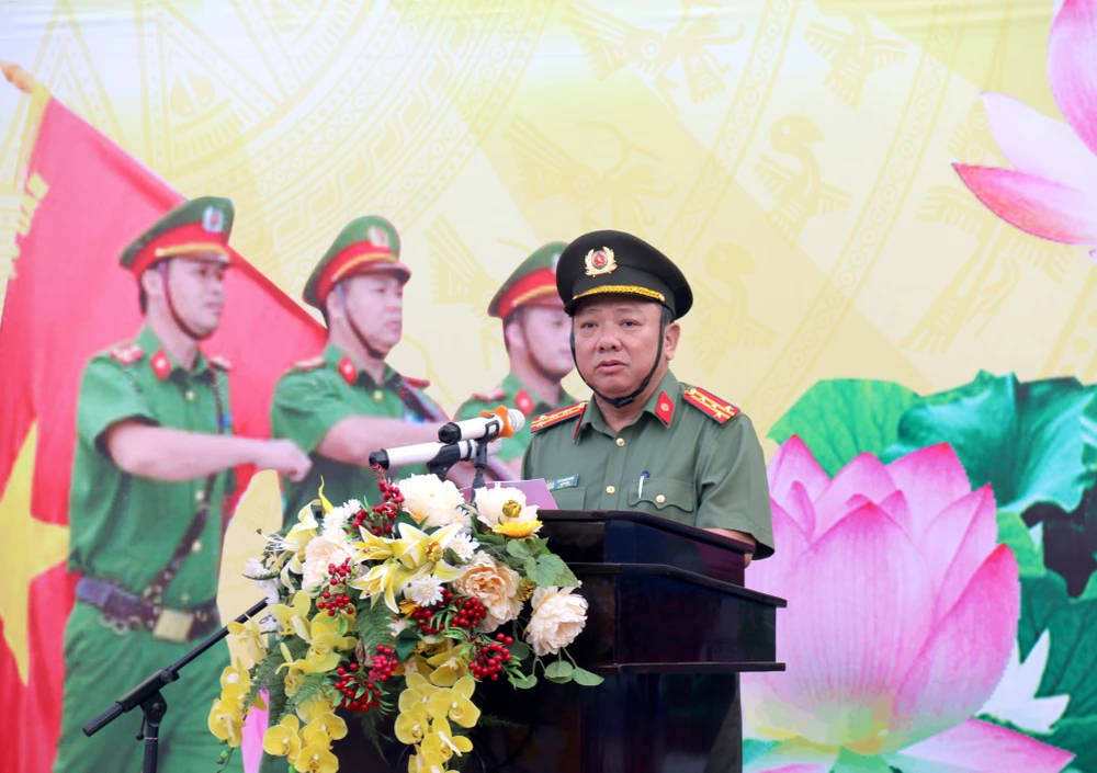 Đại tá Lê Quang Nhân phát động Lễ ra quân. Ảnh: PĐ