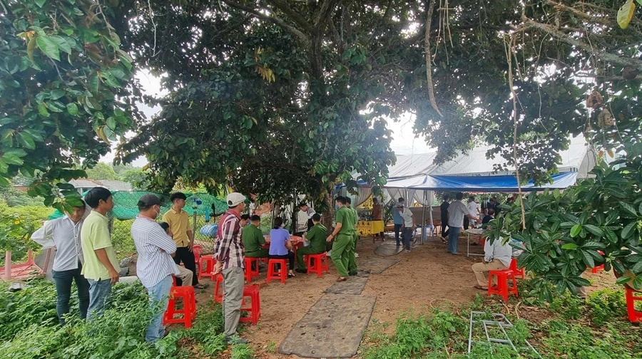 Các cơ quan chức năng làm thủ tục bàn giao thi thể nạn nhân cho gia đình.