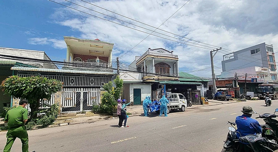 Người đàn ông chết nhiều ngày trong tư thế treo cổ trong phòng trọ ảnh 1