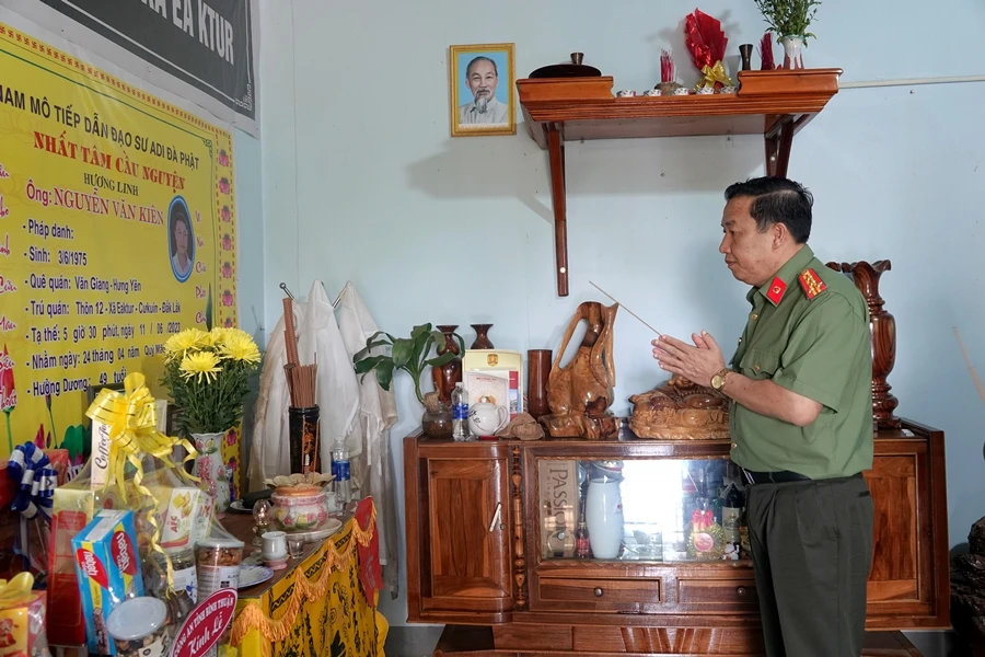 Đại tá Trần Văn Mười thắp hương tại một gia đình liệt sỹ. Ảnh NHƯ Ý.