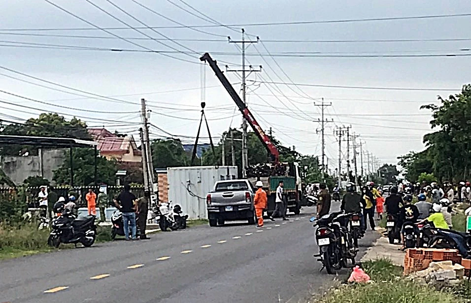 Vụ tai nạn đáng tiếc thu hút rất đông người hiếu kỳ.