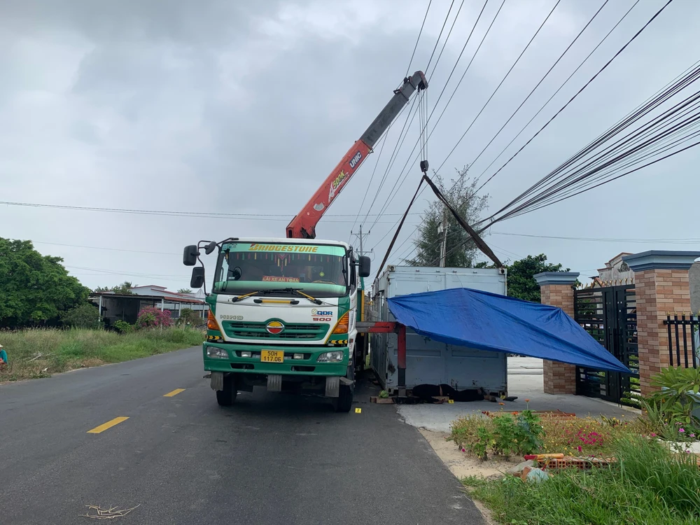 Đầu cần cẩu vướng vào lưới điện xảy ra tai nạn thương tâm. Ảnh PĐ