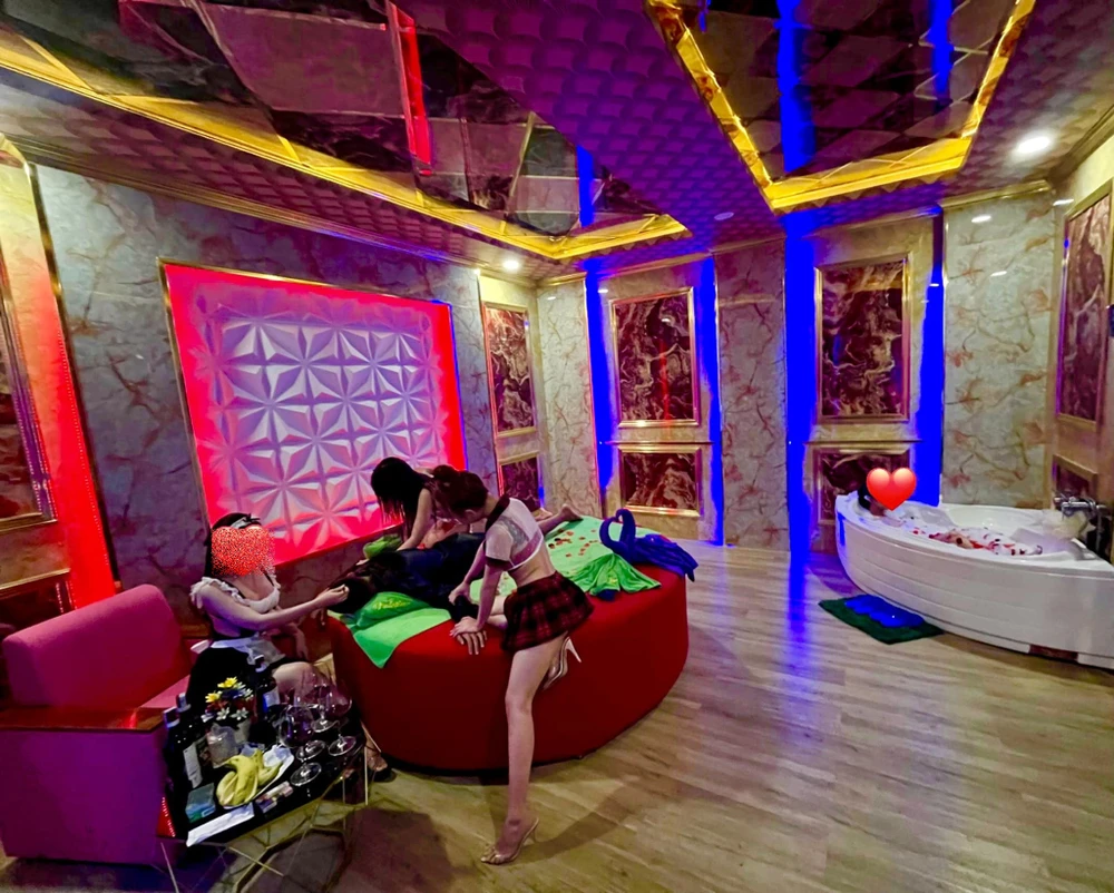 Ba "kỹ thuật viên" gợi cảm đang săn sóc cho 1 khách hàng.