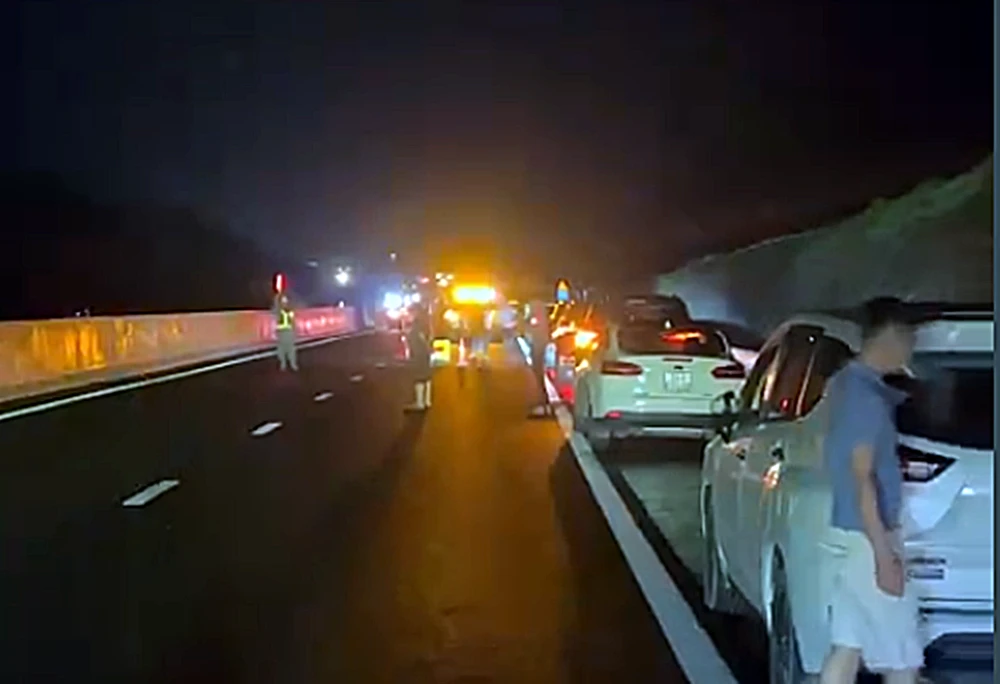 Phương tiện ùn tắc kéo dài khi sự cố ngập nước hi hữu xảy ra. Ảnh PĐ Phương tiện ùn tắc kéo dài khi sự cố ngập nước hi hữu xảy ra. Ảnh PĐ