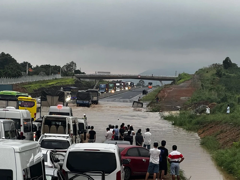 Ngập nước trên cao tốc Phan Thiết - Dầu Giây sáng 29-7. Ảnh PĐ Ngập nước trên cao tốc Phan Thiết - Dầu Giây sáng 29-7. Ảnh PĐ
