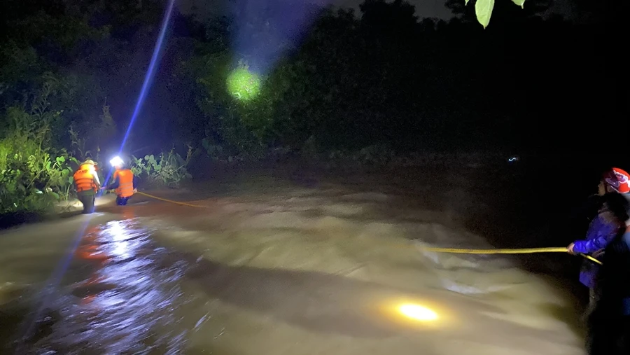 Lực lượng tìm kiếm cứu nạn đang tìm kiếm thi thể bà Nguyễn Thị Tại. Ảnh: PP