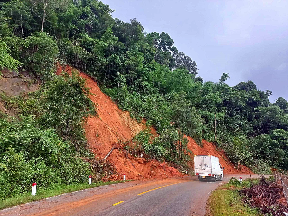 Xe tải lưu thông qua 1 đoạn sạt lở nhẹ trên đèo Đa Mi. Ảnh AK.