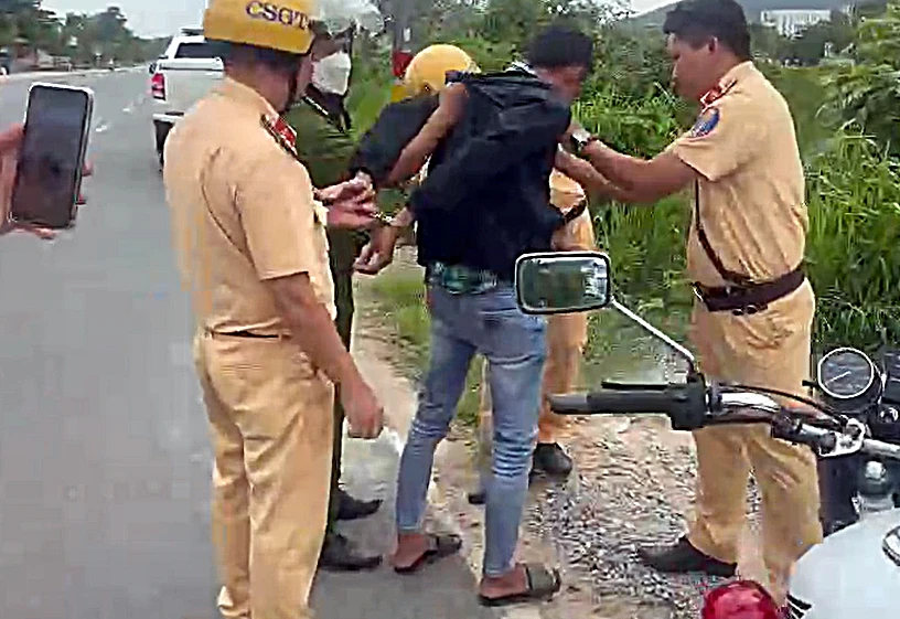 CSGT bắt nóng kẻ trộm xe. Ảnh PĐ.