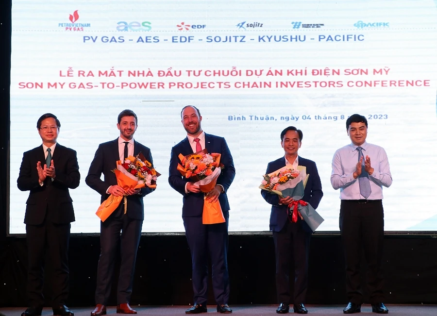 Lãnh đạo tỉnh Bình Thuận tặng hoa các nhà đầu tư. Ảnh: TTD