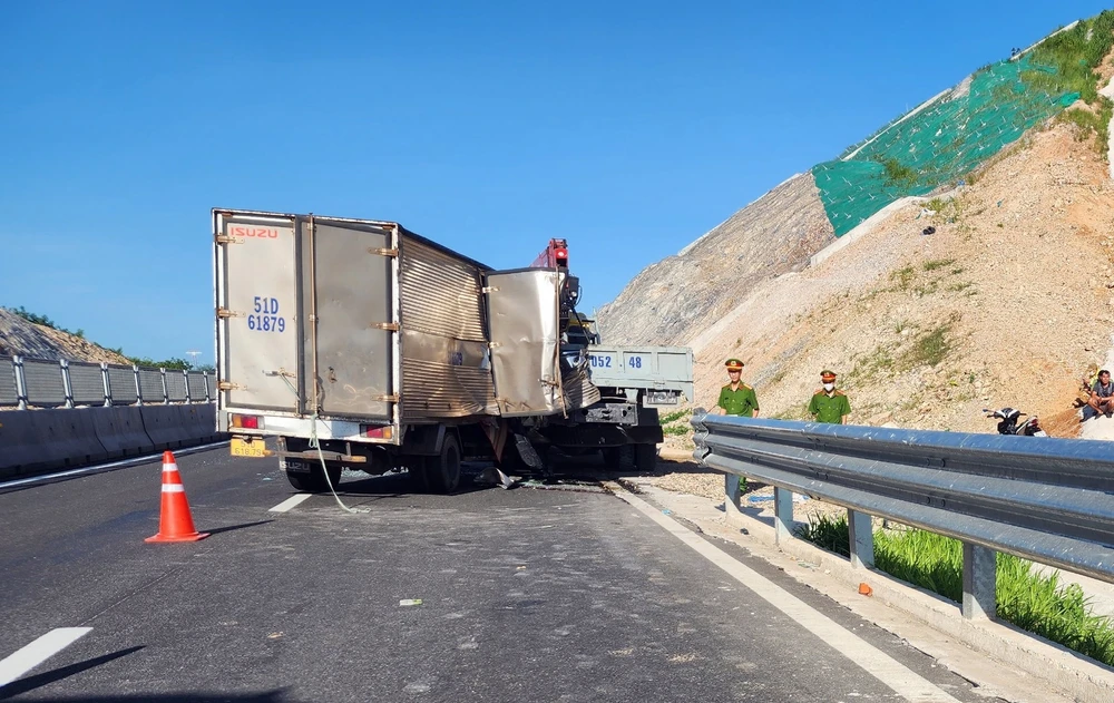 Cảnh sát khám nghiệm hiện trường. Ảnh: PĐ Cảnh sát khám nghiệm hiện trường. Ảnh: PĐ