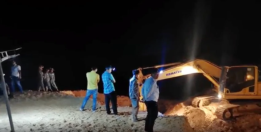 Sau khi sập mỏ, tỉnh Bình Thuận đã huy động nhiều cơ giới tìm kiếm nạn nhân bị vùi lấp. Ảnh PĐ.