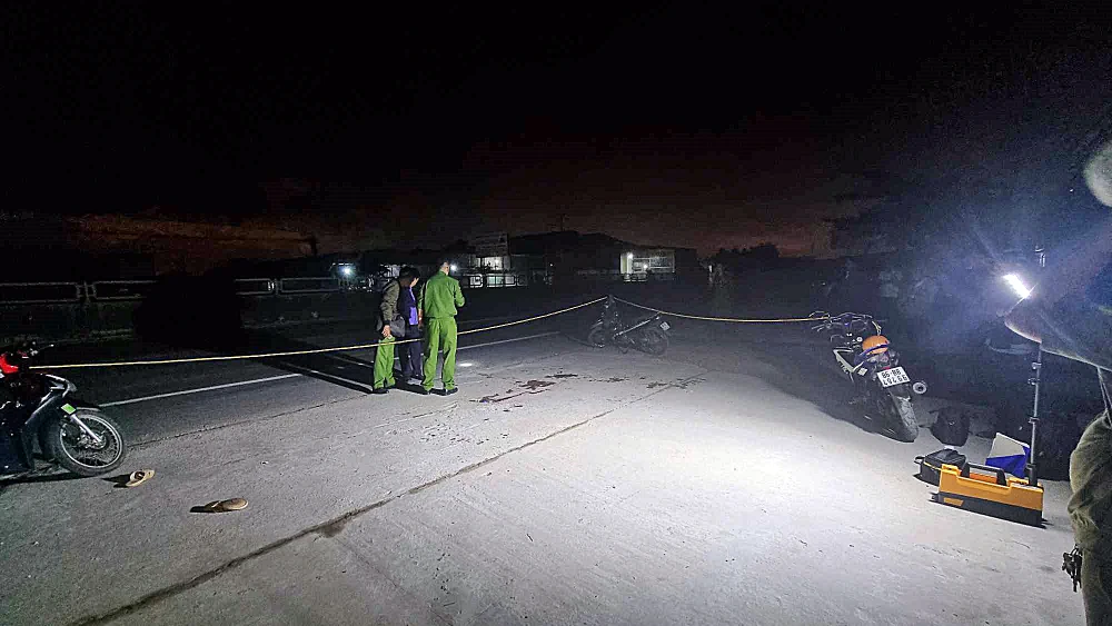 Cảnh sát khám nghiệm hiện trường. Ảnh: PP