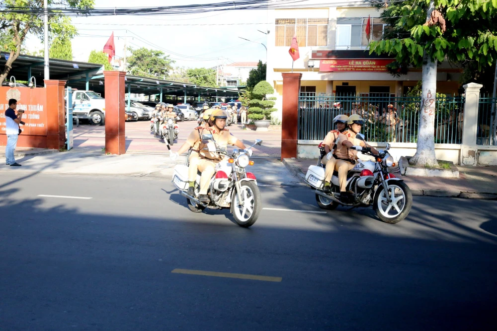 CSGT Bình Thuận ra quân thực hiện cao điểm ngày 15-8. Ảnh: PĐ