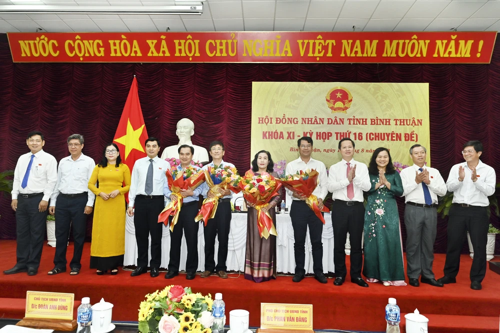 Lãnh đạo HĐND, UBND tỉnh chúc mừng các tân ủy viên UBND tỉnh. Ảnh: ĐH