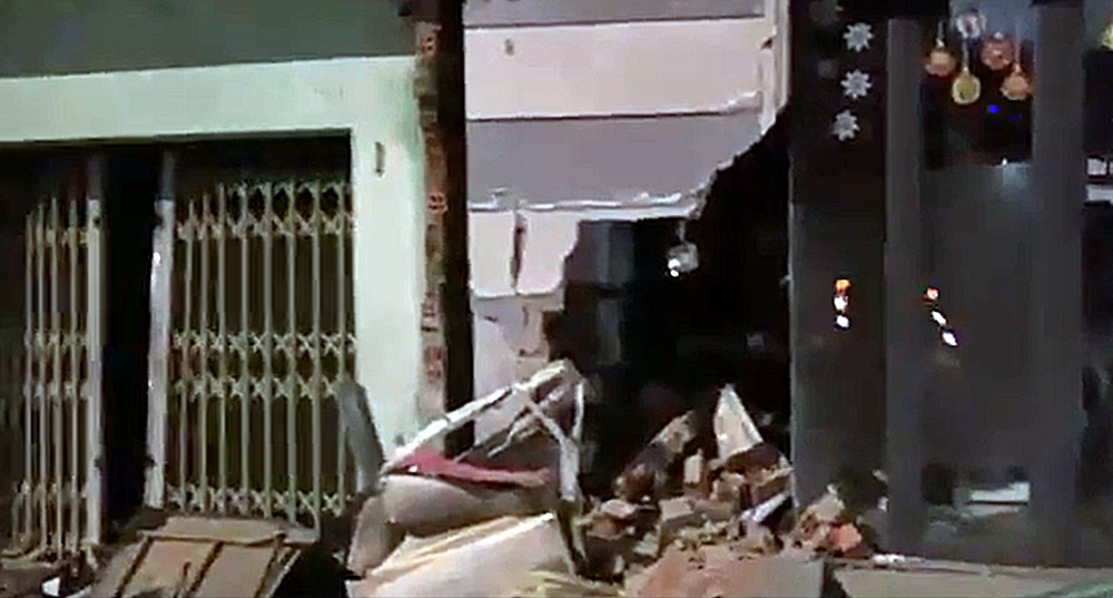 Nhiều căn nhà bị sập cả tường gạch phía trước. Ảnh: Cắt từ camera Nhiều căn nhà bị sập cả tường gạch phía trước. Ảnh: Cắt từ camera